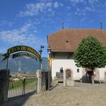 vor dem Eingang in die ummauerte Anlage sehen wir den Weinberg mit dem klingenden Namen "Clos du Paradis"