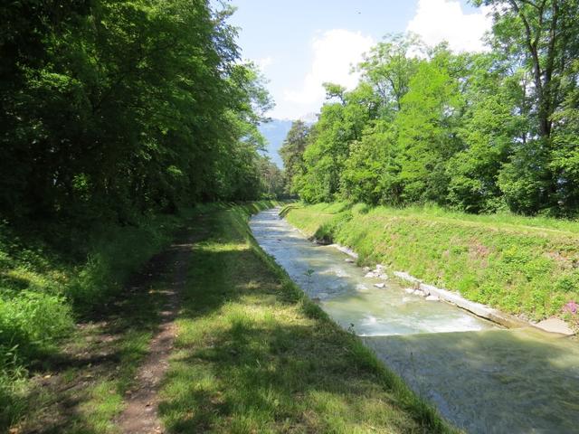 der Weg führt nun alles dem Kanal der La Gryonne entlang