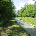 der Weg führt nun alles dem Kanal der La Gryonne entlang