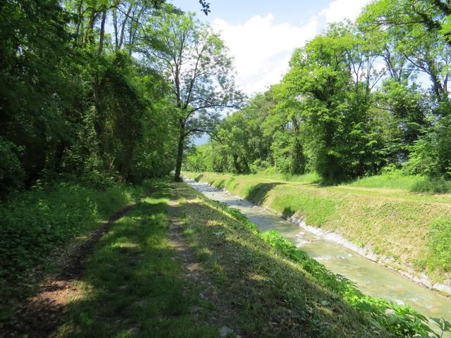 der Weg zieht sich in die Länge. Der Kanal immer auf unserer rechten Seite