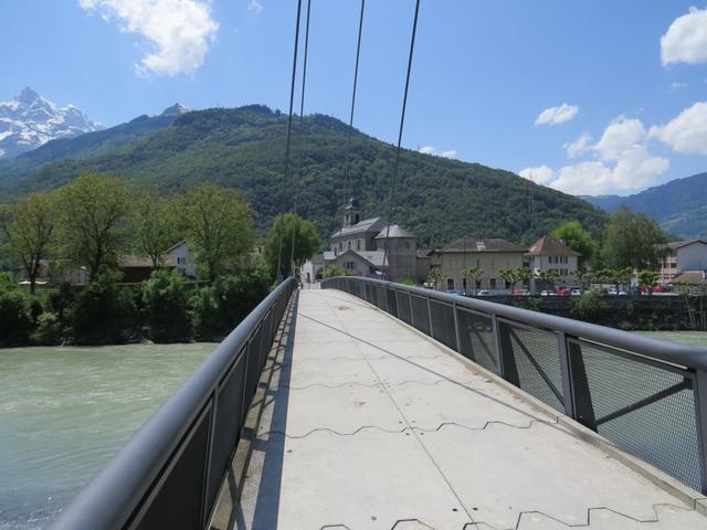 über eine schöne Brücke, überqueren wir die breite Rhône