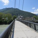 über eine schöne Brücke, überqueren wir die breite Rhône
