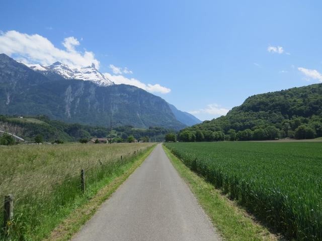 fast endlos geht es nun geradeaus bis nach St.Maurice