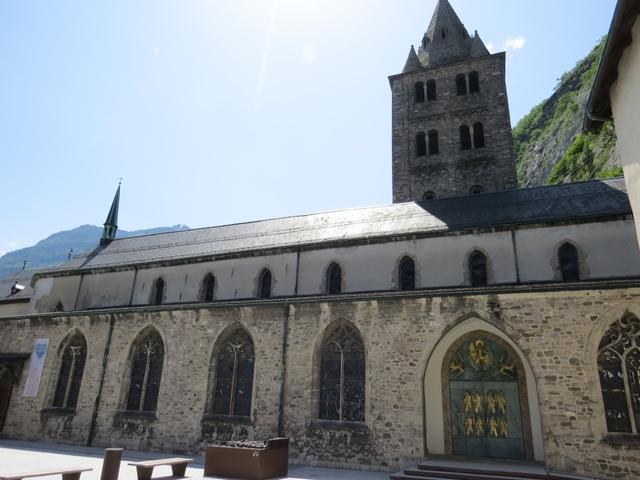 eine erste Kirche wurde bereits im 4 Jhr. über dem Grab des Heiligen Mauritius errichtet