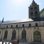 eine erste Kirche wurde bereits im 4 Jhr. über dem Grab des Heiligen Mauritius errichtet