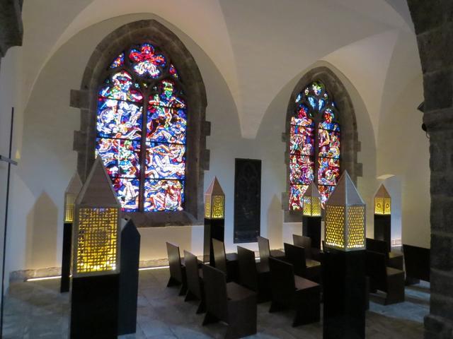 in der Basilika wird in den Kirchenfenstern der Zug der Thebäischen Legion nachgezeichnet