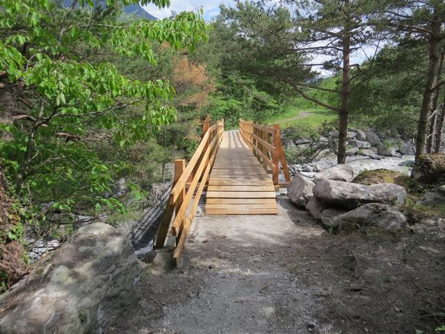 über eine neu erstellte Holzbrücke überqueren wir einen Gebirgsbach
