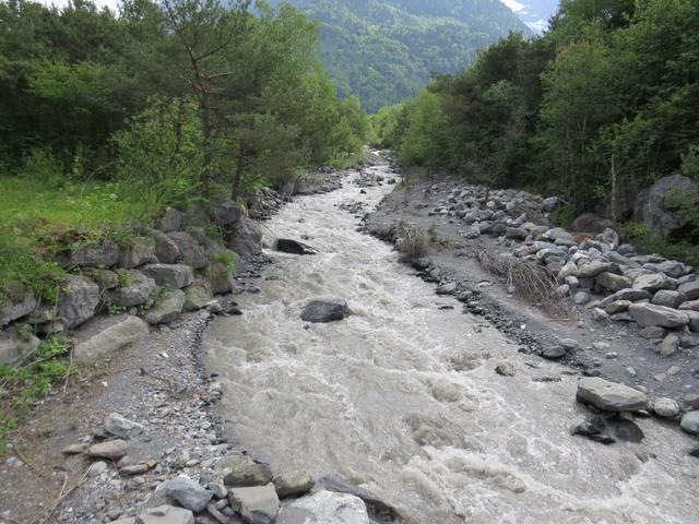 wegen der Schneeschmelze in den Bergen, führt der Torrent de Barthélemy viel Wasser mit sich