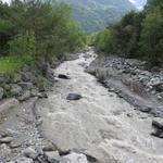 wegen der Schneeschmelze in den Bergen, führt der Torrent de Barthélemy viel Wasser mit sich