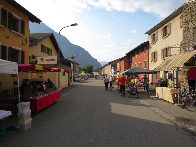 in La Balmaz 449 m.ü.M. ist Markttag. Diverse Marktstände bieten regionale Köstlichkeiten an. Wir kaufen tüchtig ein