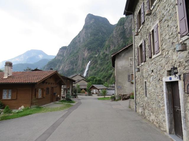 während dem verlassen von Miéville 452 m.ü.M. taucht vor uns der Wasserfall Pissevache auf