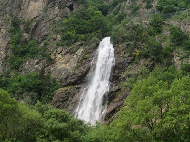 Blick zum grossen Wasserfall Pissevache