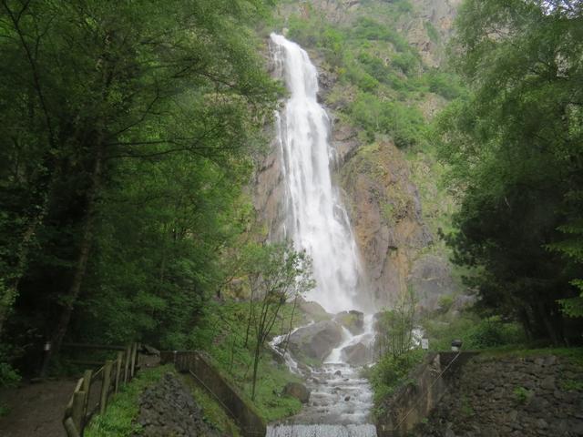 mit grosser Wucht schiesst das Wasser vom Lac de Salanfe hier ins Tal hinunter