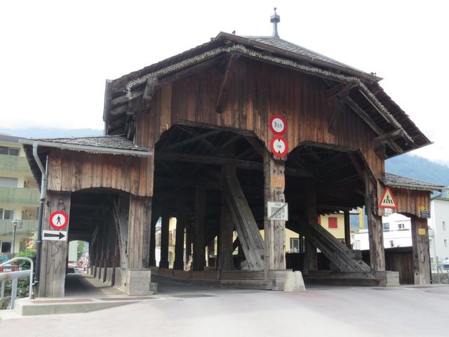 über diese Holzbrücke...