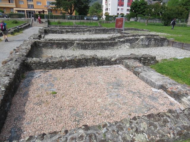 ...erreichen wir das Gelände mit den Mauerresten römischer Bauten. Im 1.Jhr. bauten die Römer hier die ersten Häuser