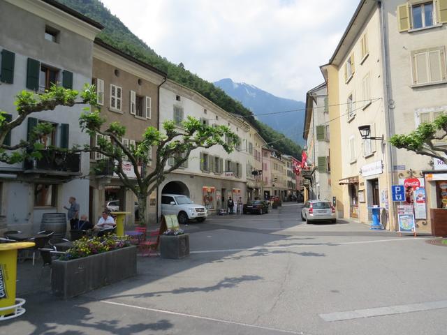 wir erreichen die Rue du Bourg