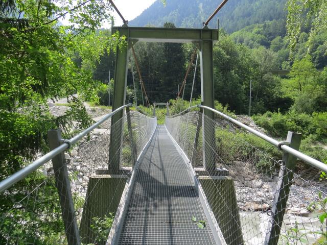 die Via Francigena führt uns nun über diese neue Eisenbrücke