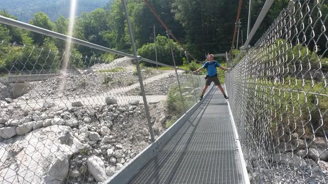 über diese Hängebrücke überqueren wir die La Drance