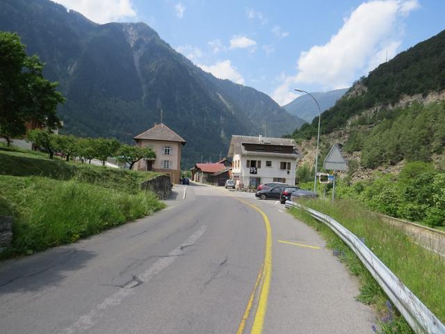 ein kurzes Stück geht es nun der Strasse entlang...