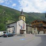 beim kleinen Dorfplatz mit Kirche in Bovernier 615 m.ü.M.