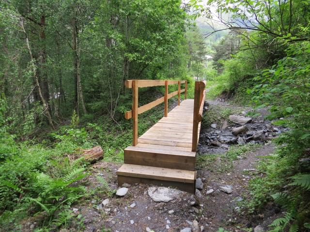 kurz vor Sembrancher überqueren wir über eine neu erstellte Holzbrücke einen Bach...
