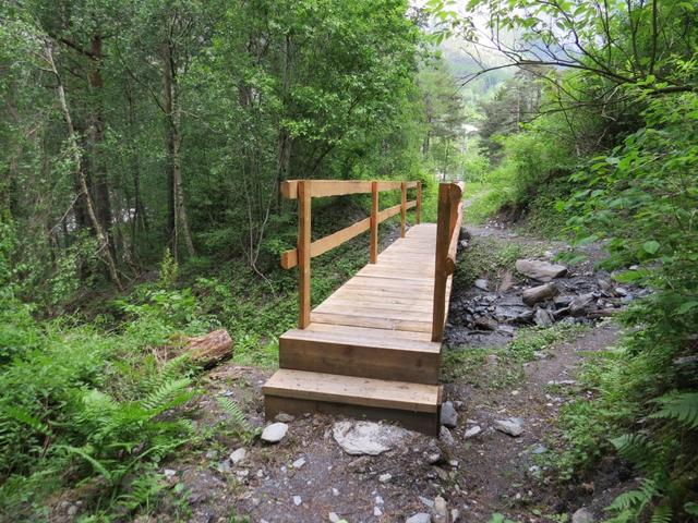 kurz vor Sembrancher überqueren wir über eine neu erstellte Holzbrücke einen Bach...