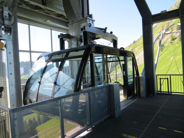 bei der Mittelstation steigen wir in die grosse Seilbahn und schweben bequem hinauf auf den Moléson