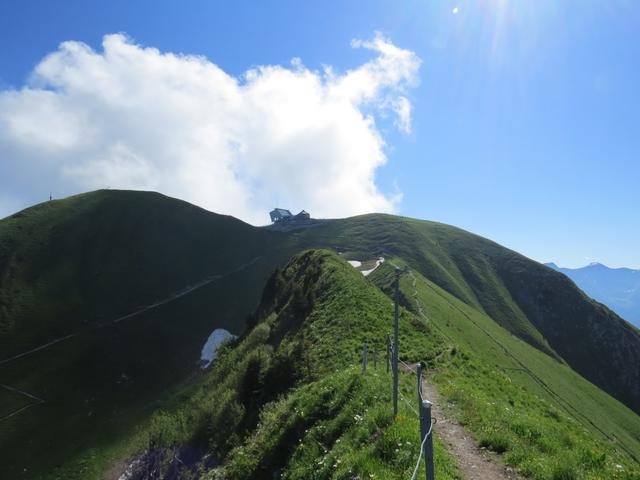 Blick zurück zum Moléson mit Gipfelrestaurant und Bergstation