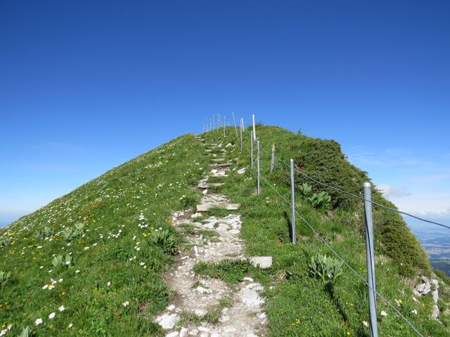 der Bergweg führt ab jetzt nun alles dem Grat entlang