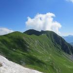 Blick zurück zum Moléson mit dem Gipfelrestaurant und der Bergstation