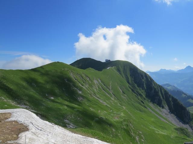 Blick zurück zum Moléson mit dem Gipfelrestaurant und der Bergstation