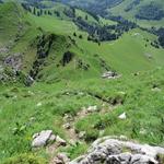 Tiefblick zum Col de Tremetta. Auf dem Bild ist gut ersichtlich wie steil der Bergweg ist