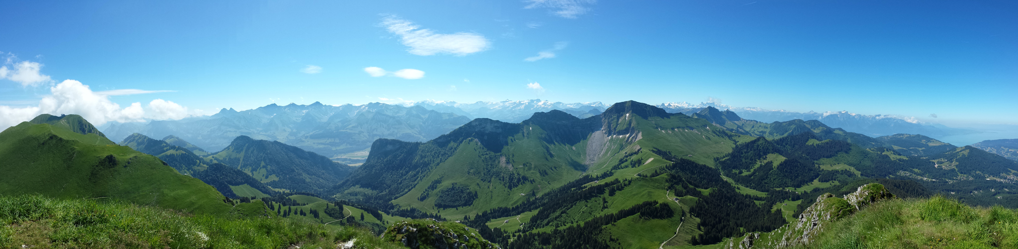 Traumhaftes Breitbildfoto. Le Moléson, Berner Alpen, Dent de Lys, Walliser Alpen und Genfersee