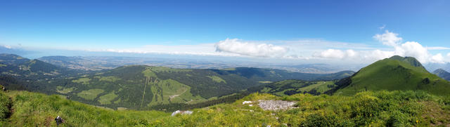 sehr schönes Breitbildfoto mit Blick zum Genfersee und praktisch das ganze Waadtland. Ganz rechts der Le Moléson