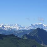 Blick über das ganze Wallis zum Dents du Midi, Aiguille du Tour, Aiguille d'Argentiere, Mont Dolent und Mont Vélan