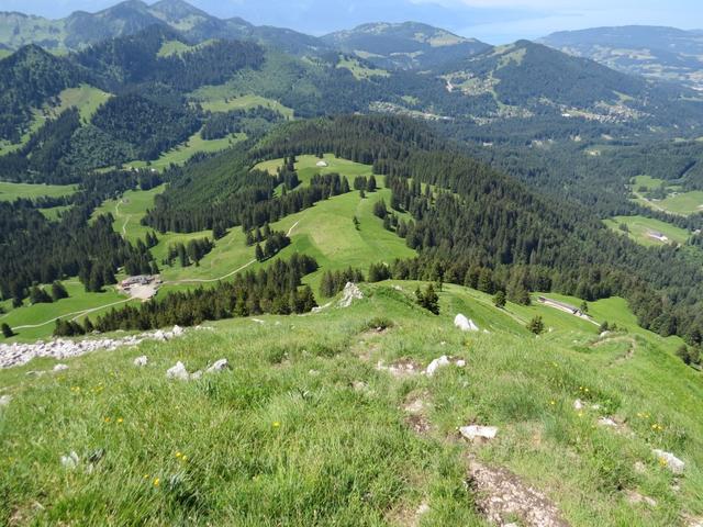 unten uns taucht die Alp La Chaux auf