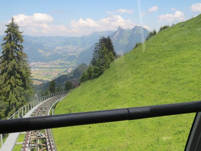 von Plan Francey 1517 m.ü.M. fahren wir mit der Standseilbahn hinunter nach Moléson-sur-Gruyères 1107 m.ü.M.