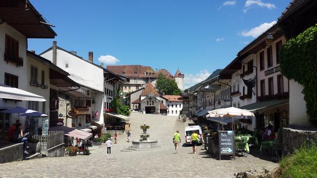 nach dieser schönen Wanderung, nehmen wir uns noch die Zeit, und Besuchen das schöne Dorf von Gruyères