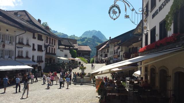 als wir das kleine Dorf von Gruyères verlassen, Blicken wir das letzte Mal hinauf zum Le Moléson