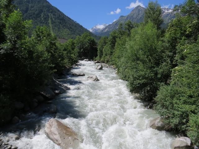 in Orsières überschreiten wir den reissenden Bergbach Drance d'Entremont