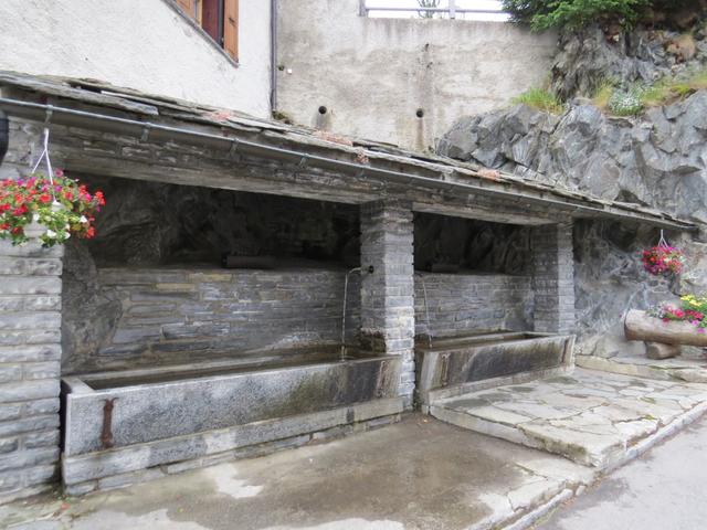 der Weg führt uns an einem alten Waschhaus vorbei