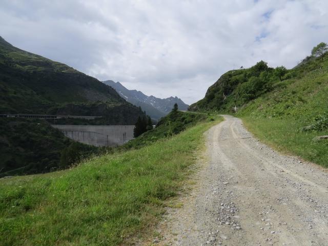 auf einer breiten Kiesstrasse gewinnen wir an Höhe und laufen rechts an der Staumauer vorbei