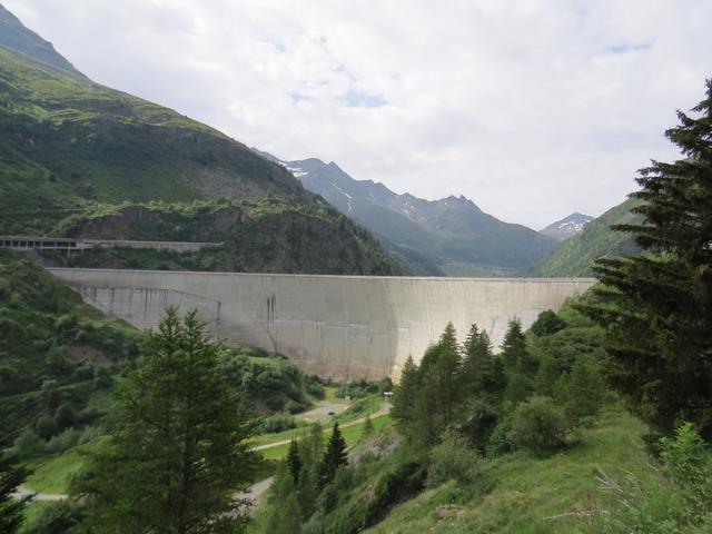 Blick auf die grosse Staumauer