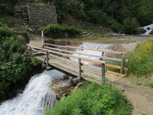 über eine Holzbrücke wird der Gebirgsbach Torrent des Erbets 1817 m.ü.M. überquert