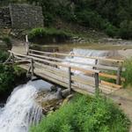 über eine Holzbrücke wird der Gebirgsbach Torrent des Erbets 1817 m.ü.M. überquert