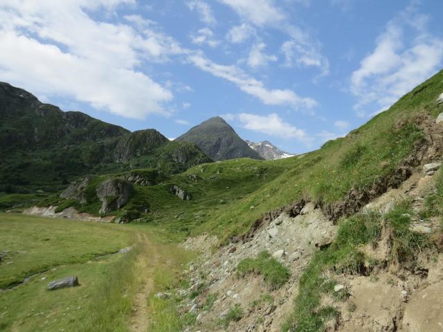 hier biegt der Weg nun rechts ab. Keine Markierung vorhanden