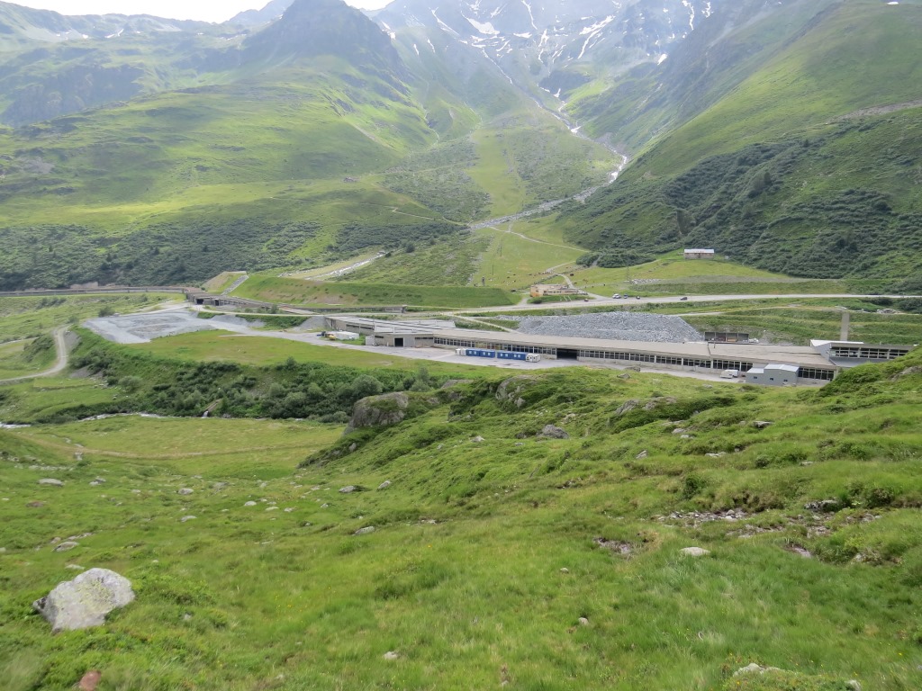 Blick auf das Tunnelportal des Grossen St.Bernhard Strassentunnel