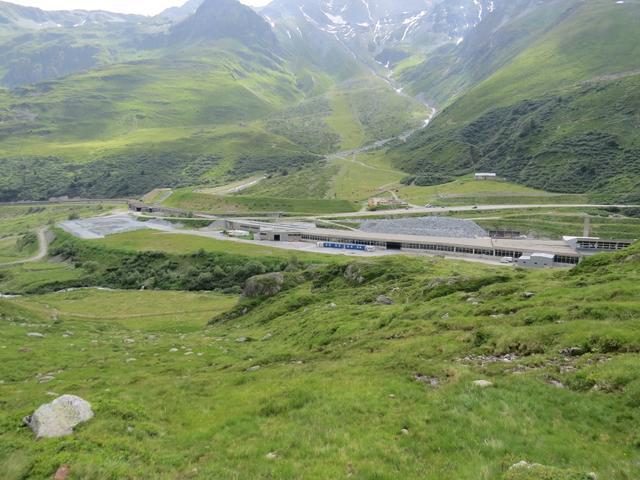 Blick auf das Tunnelportal des Grossen St.Bernhard Strassentunnel