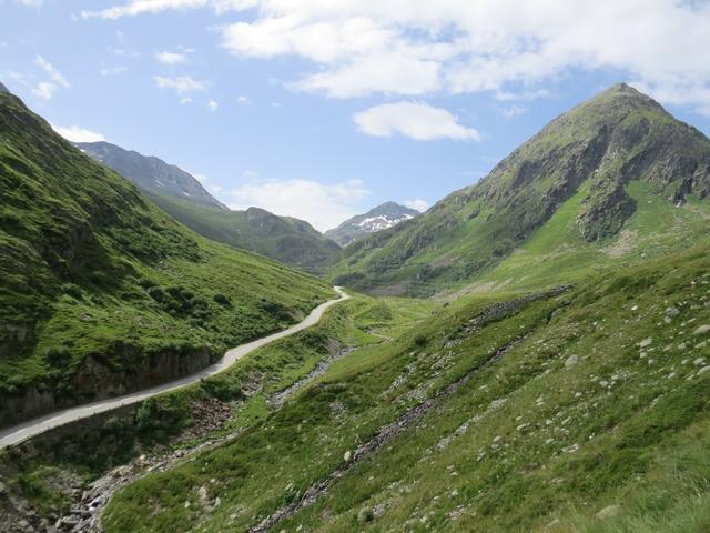 links von uns die Passstrasse die auf den Grossen St.Bernhard Pass führt