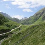 links von uns die Passstrasse die auf den Grossen St.Bernhard Pass führt